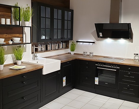 Landhausküche im edlen schwarzen Design - Sylt