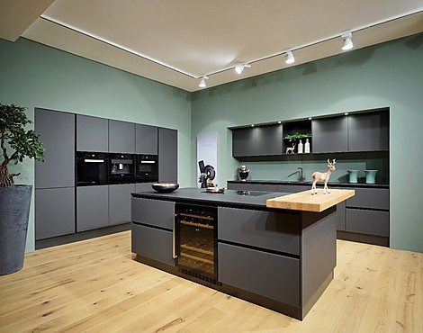 BEGEISTERNDE VERWÖHN-AUSSTATTUNG mit extra vielen Auszügen, liebevollen Details und hochwertigen Geräten: Backofen mit Klimagaren & Pyrolyse, Kaffeeautomat, Dampfgarer & Mikrowelle, Wärmeschublade, 0°-Zone, Induktion & Top-Muldenlüfter, Weinkühler... - SYSTEM 78 GLASLINE MATT. Große, kompromisslos geplante Luxus-Küche. Sündhaft teure und traumhaft elegante Materialien wie Mattglasfronten in Lavaschwarz, geflammter Naturstein, echtes Eichenholz für Theke und Besteckeinsätze und massive Edelstahl-Armatur.
