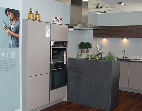 Front Trüffel glatt lackiert, Arbeitsplatte Quarzstein Arden Blue Volcano, Silestone Rückwand bepflanzbar - LUXIO LX ZERO / LX Trüffel