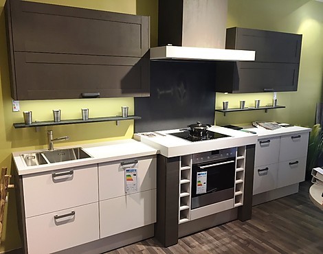 Moderne zwei Zeilen Küche - Beeck Miro K191 Sherwood Lava // Nobilia Touch 338 Lacklaminat, Seidengrau supermatt