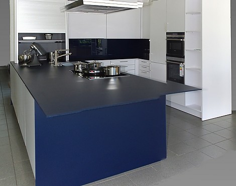 Kunststoff reinweiß, lackähnlich, matt und Glasoptik-Stufenkante, Arbeitsplatte Sicherheitsglas stahlblau, antiscratch-beschichtet - Designerküche mit Kochinsel