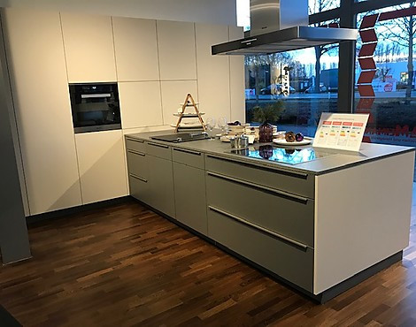 Moderne Insel mit angesetzter Hochschrankzeile - F10 Kunststoff/F26 Kunststoff