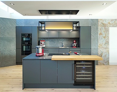 TOP-GERÄTE: Backofen mit Pyrolyse & großem Bräter, Kombidampfgarer (beide mit Kernthermometer), Kühlzentrum mit 0°-Zone, Weinkühler, Flächeninduktion, herunterfahrbarer Deckenlüfter ... Auf Wunsch Muldenlüftung möglich, Preis dann 16.990 / 16.562 € ! - WOHNKÜCHE ALEA LAVA GRIFFLOS. Fronten in echtem Samtmattlack. Edler geflammter & gebürsteter Naturstein. Liebevolle Details wie Theke und Besteckeinsätze in Eiche, Edelstahl-Armatur ... FLEXIBEL AUFSTELLBAR! >>> MIT MEHRWERTSTEUER-SENKUNG NUR 19.486 € !