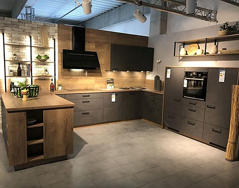 Moderne U-Küche in Holzoptik mit vielen Details - Stoneart