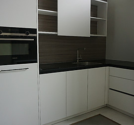 Küche weiß mit schwarzer Arbeitsplatte