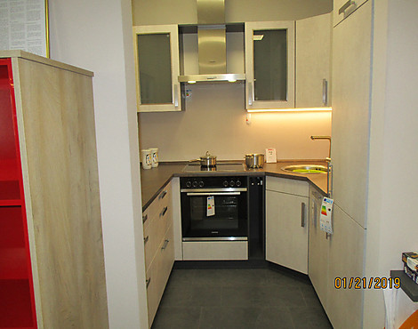 Moderne U-Küche in Concrete White - Musterküche Brest 132 Bauformat