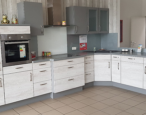 moderne L-Küche in heller Holzoptik und mineralgrau abgesetzt - Rio Nautik Pine / Speed Mineralgrau