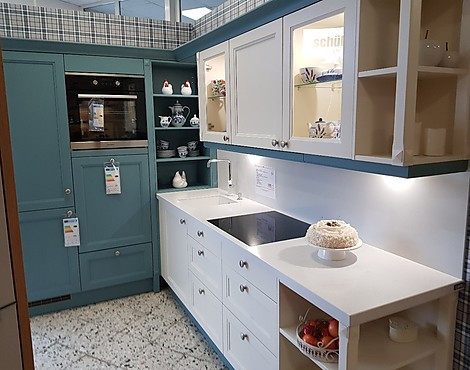 Musterküche Schüller Landhaus FIA in Esche Magnolia und Blaugrau-Satin mit Stein-Arbeitsplatte - .
