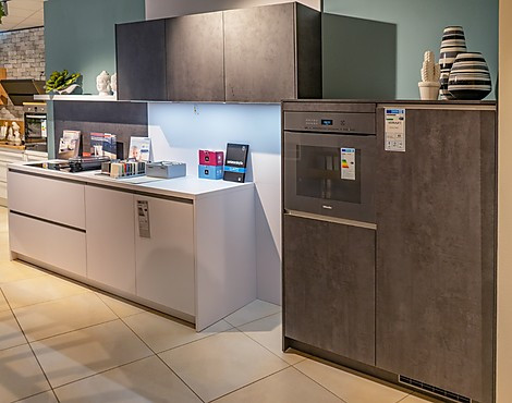 Grifflose Küche in Polarweiß und Spachtelbeton - AV2065