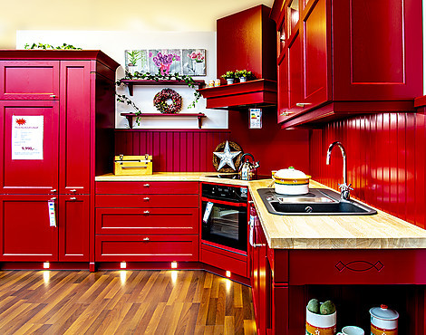 Moderne Landhausküche im knalligen Rot - 816 – Esche Kaminrot massiv