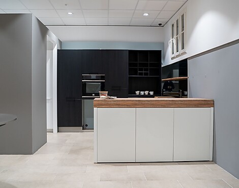 Häcker Brilliant weiß/ eiche schwarz - Laser Brilliant weiß / Toronto Eiche schwarz