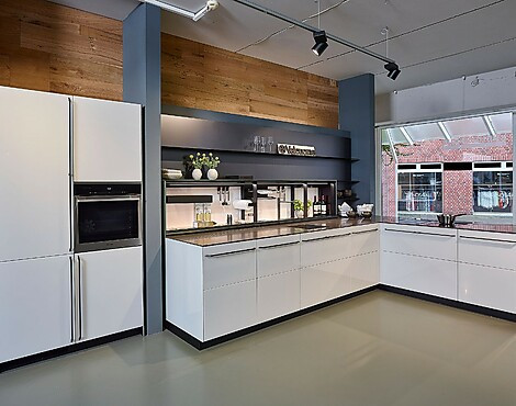 Italienische Designküche mit Halbinsel - Artematica XQ in Cool Grey (Koje 1 KH)
