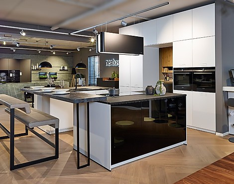 Designküche mit 2 Inseln und Sitzgelegenheit - NX 800 Solid kristallweiß (Koje 64 KH)