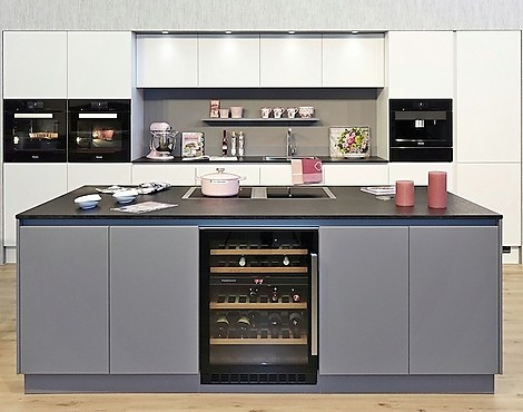 Beste Zutaten: Top-Kombidampfgarer, Pyrolyse-Backofen mit Klimagaren, Muldenlüftung mit Induktionskochfeldern, Kaffeeautomat mit Festwasser-Option, Wärmeschublade, Weinkühler, Kühlzentrum mit 0°Zone, Besteckeinsätze in Eiche, Volledelstahl-Armatur... - X2 BIELLA. Luxuriöse Wohnküche in mattem Satinlack Kristallweiß, elegant kombiniert mit Kochinsel in Achatgrau! Traumhafte Arbeitsplatten aus geflammtem Naturstein. Große Küche - jedoch flexibel in der Aufstellung, da Hochschränke von Spülzeile trennbar!