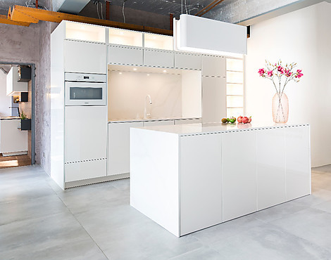 In dieser wunderschönen architektonischen Küche ist der Name Programm! Pure White Pure White Architektonisches Meisterstück – puristisch und exklusiv! Veredelt mit Silestone, Miele, Dornbracht und KWC - Pure White