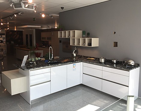 Ausstellungsküche mit Kitchen Aid - Geräten - TIO