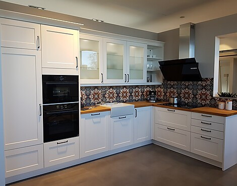 Landhausküche in L-Form in Kristallweiß Mattlack - Inpura AV 5007 kristallweiß Mattlack