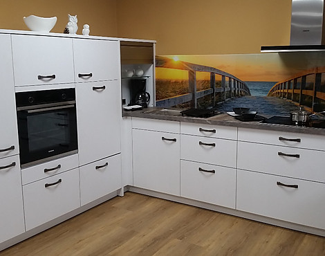 Sherwood Eiche schneeweiß - Moderne Landhausküche mit extrem hochwertiger Schichtstoffoberfläche