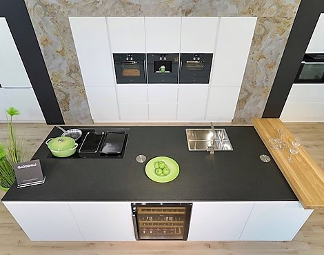 HIGH-END-GERÄTE: Backofen mit aktiv beheiztem Pizzastein, Kombidampfgarer (beide mit Kernthermometer), Kaffeeautomat, Wärmeschubladen, riesiges Induktionskochfeld, Top-Muldenlüfter, Teppan/Grill, 0°-Zone, Edelstahl-Armatur & 2-Zonen-Weinklimaschrank! -