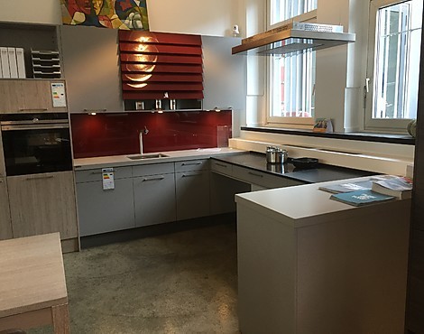 Hochwertige Einbauküche mit pfiffiger Kochstellenlösung und elegantem Lamellenhängeschrank - Modell Laser