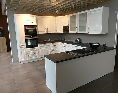 moderne Landhausküche mit Rahmenfronten Weiß Hochglanz lackiert - AV 5030 Weiß Hochglanz lackiert