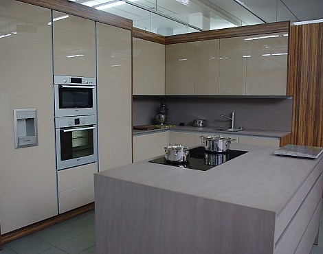 Musterküche - Ausstellungsküche - Abverkaufsküche - Manufactored by Oßwald Glasfronten NCS-Farben Palisander