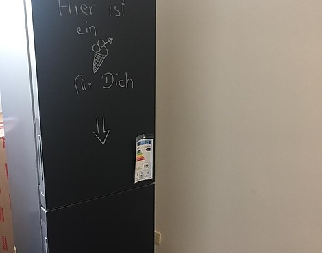 Hochwertiger Standkühlschrank mit Glasfront in schwarz - KFN29283D BB