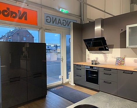 4800,-- € Stauraum durch XL Höhe im Lacklaminat in 300 cm + 120 cm Länge - Laser Brillant Lacklaminat graphit