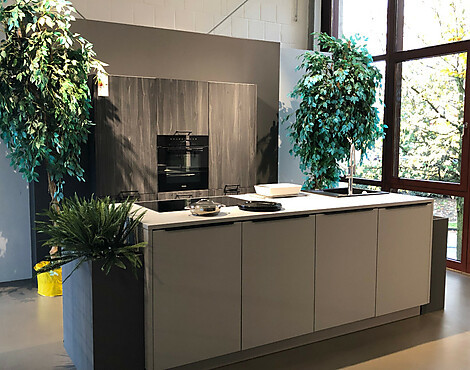 Designküche Lack grau kombiniert mit Holzstruktur Okobo schwarzgrau - AV2135 perlgrau Mattlack und AV1080 Okbo schwarzgrau