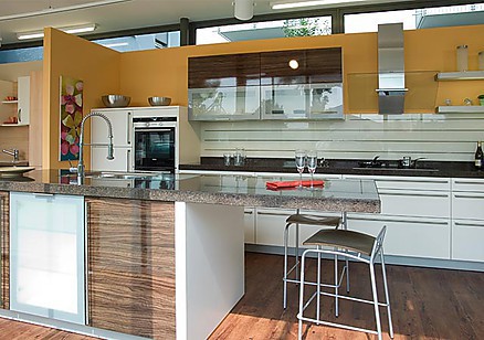 Helle und moderne Küche mit verglaster Abzugshaube Helle und moderne Küche mit verglaster Abzugshaube