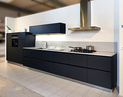 Grifflose schwarze Küche mit Silestone Komposit Arbeitsplatte - Nova in Lavaschwarz (Koje 31 KL)