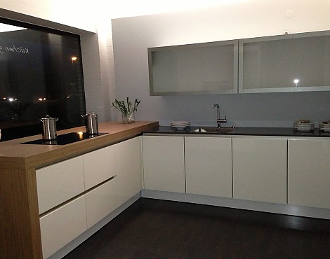SieMatic Musterküche S 2 SLG simiLaque magnolia hochglänzend - SieMatic Musterküche S 2 SLG simiLaque magnolia hochglänzend grifflos