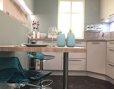 Kleine schlichte Küche mit Weinklimaschrank und Soundsystem / H / Stark reduziert! - KMB 281 Satin Lacklaminat Ultramatt / H