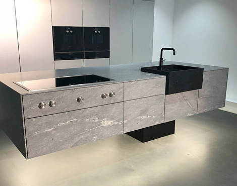 Schwebende Natursteininsel mit Aluminium Hochschränken - Naturstein Atlantic Stone 10mm + 19mm Echt Aluminium Fronten