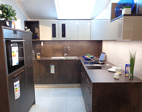 Moderne 2 farbige Einbauküche Kupferfarbig und Sahara glänzende Hängeschränke - Stone S70 Kupfer Oxid mit Sahara Hochglanz Hängeschränke