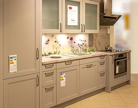 Schöne Landhausküche mit Fronten in der Trendfarbe Perlgrau - 850 – AV 5035 Perlgrau