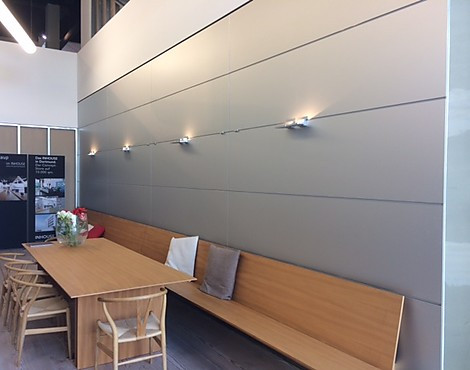 Aluminium Wandpaneel mit Wandhängender Bank und bulthaup C3 Tisch und Carl Hansen Stühle - bulthaup b3