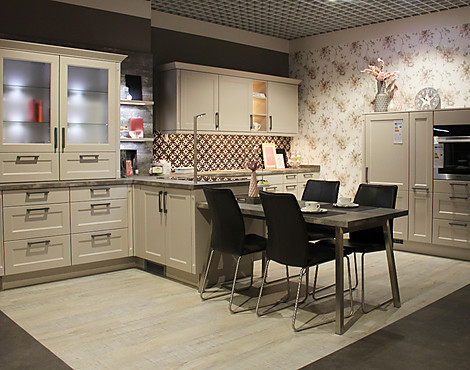 mit gemütlichem Sitzplatz - Landhausküche