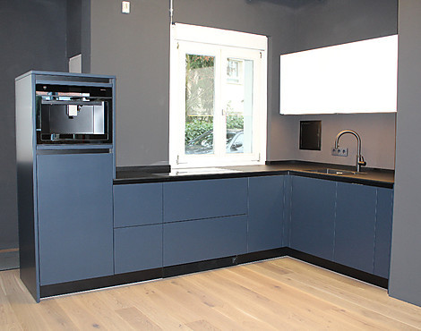 Design L-Küche in dunkelblau mit V-Zug - Gaggenau - Novy - Liebherr - MDB