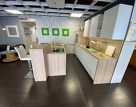 Wunderschöne Inselküche mit Glasfronten matt. - GLM Glasline weiß matt.