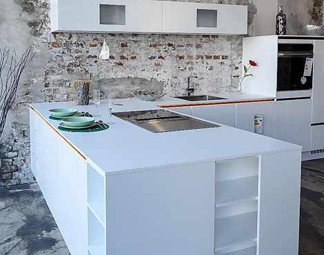 Hochmoderne Designküche von Nobilia in Lack weiß Hochglanz mit Designer Hängeschränken - LUX 817
