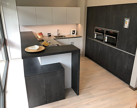 Musterküche Mattlack polarweiß - U Küche mit Insel und Theke