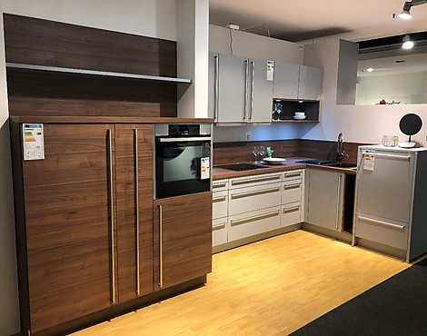 Zeitlose L-Küche mit Highboard-Block - F17 Feel / A19 Artwood in 965 Papyrusgrau / 22R Nussbaum Royal