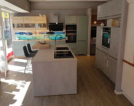 Moderne Insel- Küchen in Beton optik mit Miele Geräten. - Riva 892 Beton grau Nachbildung