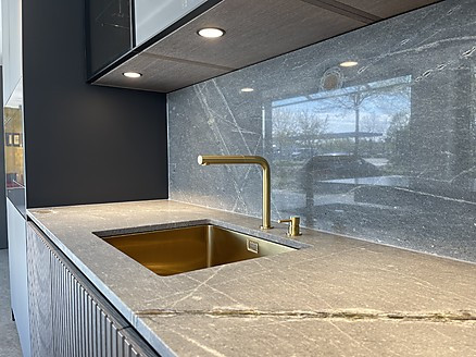 Naturstein Quarzite Atlantic Lava Stone mit Nivito Unterbauspüle und Armatur in Messingfarben gebürstet