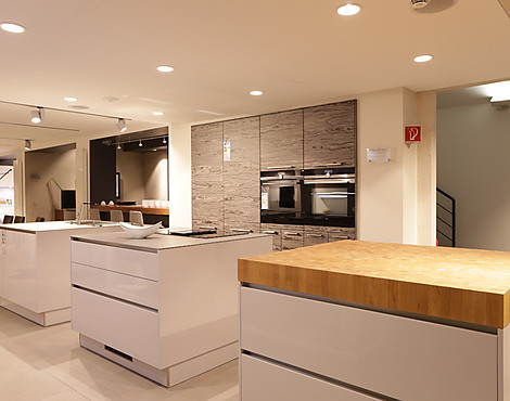 Selection K35 750 Seekiefer fineline furn. mit 279 Satin - grifflos -Atemberaubende Inselblöcke mit 5mm Edelstahl Silver Touch Arbeitsplatte - Selection K35 750 Seekiefer fineline furn. mit 279 Satin - grifflos mit Wow-Effekt
