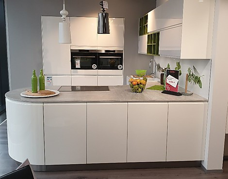 runde grifflose weiße Hochglanzlack-Küche mit grünen Akzenten - AV5025 weiß Hochglanzlack mit APL Slimtop Beton-Natur-Nachbildung, Koje 2