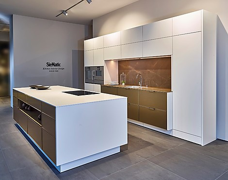Luxuriöse Inselküche mit Gaggenau Geräte - Pure SE3003R-SE3003RLM-SC41 (Koje 54 KL)