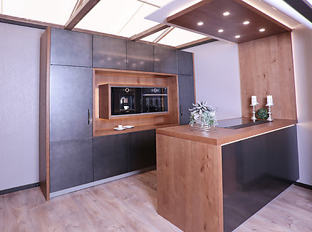 Moderne Küche aus massivem Holz kombiniert mit Edelstahl - Erndl Küchen