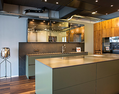 The Great Gatsby meets Old Oak im Zusammenspiel mit V-ZUG, Gaggenau, Liebherr, Novy und Dekton - Finiso